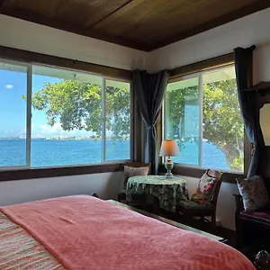 Bay Oceanfront Couette-café Hilo